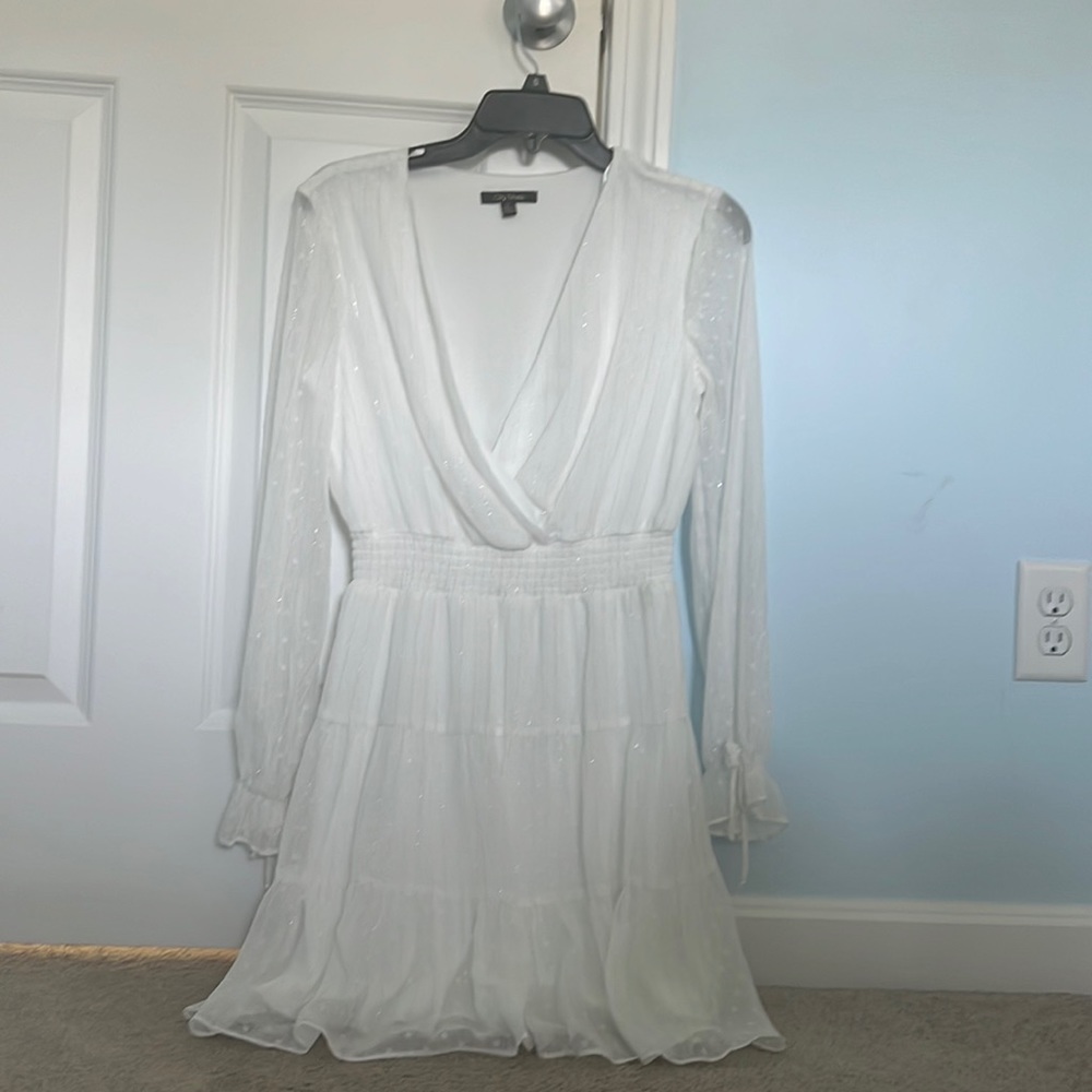 White v-neck, long sleeve dress